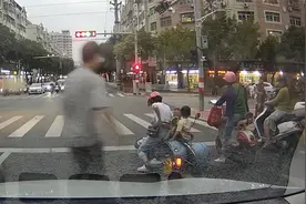 暖心！福建泉州一妈妈骑摩托带两孩子摔倒在地，好心大哥跑来救援视频封面