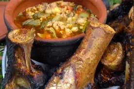 买回来的牛骨头，用锯锯开后取出骨髓，然后和剥下来的肉一起炖