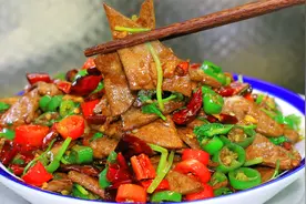 为什么你炒猪肝总是黏糊糊，口感老腥味重，大厨讲解每一个关键点