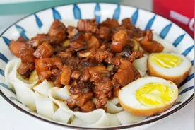 天气一热吃啥都没胃口，跟我学做这道香菇卤肉面，保证家人都爱吃