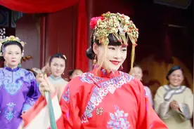 影视：成亲遇蛇挡道，不料新娘竟徒手抓蛇，吓坏身旁的婆婆视频封面