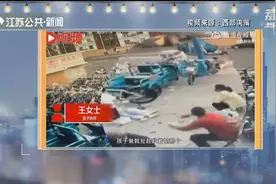 惊险！爸爸神反应拉孩子躲过失控铲车，爸爸带娃扳回一局！视频封面