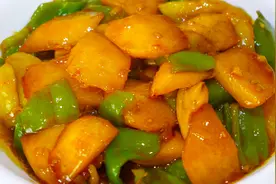 看饭店大厨如何做“地三鲜”的，这厨艺太棒了，菜品美观鲜香入味视频封面