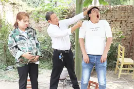 丈夫每天喝酒，妻子怀孕肚子疼打电话不管不问，这时岳父来了视频封面
