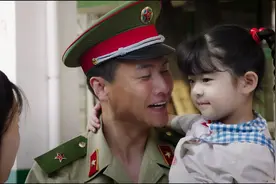 军嫂坐火车，见同行士兵饿肚子，自掏腰包给大家买盒饭视频封面