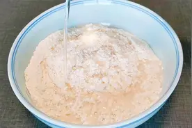 家常饼和面，用热水还是冷水？1分钟学会，柔软筋道，全家都爱吃