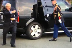 参加G7峰会，约翰逊一个动作逗笑马克龙夫妇视频封面