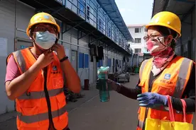 00后大学生暑期打工和妈妈成工友：半月瘦6斤，给自己挣电脑视频封面
