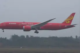双流机场实拍海航红色787梦幻之翼，打开反推那下真漂亮