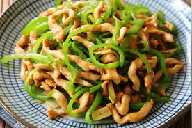 鸡胸肉和青椒是绝配，简单炒一炒，2碗米饭不够吃，超下饭！