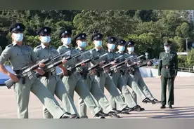 香港中式步操教官：每次踢正步时看到五星红旗升起 我都心情激昂视频封面