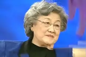 洪晃妈妈章含之气质多绝，神态优雅说话娓娓道来，母女俩太有个性视频封面