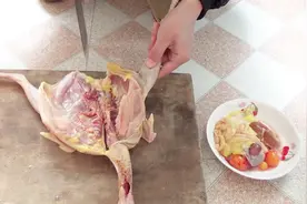 早孕老婆想喝鸡汤，农村妈妈赶紧宰一只老母鸡煲汤，太幸福了视频封面