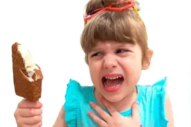 外国小女孩卖冰激凌但是卖不出去，她该怎么办呢视频封面