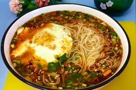 懒人醋汤面做法，酸辣开胃面条劲道，一碗下肚连汤都不剩太好吃了