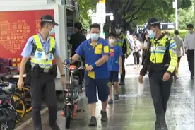 正式开罚！深圳严查骑电动车不戴头盔，首日69人被罚200元视频封面