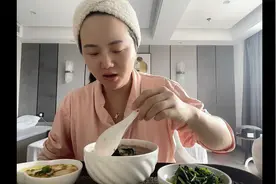 漂亮宝妈吃播，努力的产奶工，行走的产奶机器视频封面