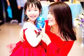 黄毅清被抓不久，前妻黄奕带女儿疯玩，开心晒照心情大好！视频封面