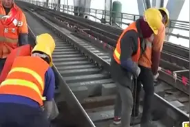 京九铁路九江长江大桥：铁轨木枕逐年退役 新型树脂桥枕“上岗”