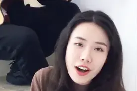 小姐姐唱歌甜炸了！女孩在楼道里唱歌太好听，被天使吻过的嗓子视频封面