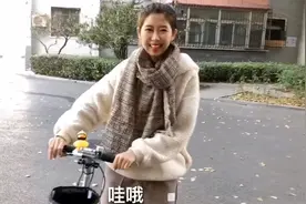 为方便出行，零零老师买了一辆成人滑板车，听她为你现场测评视频封面