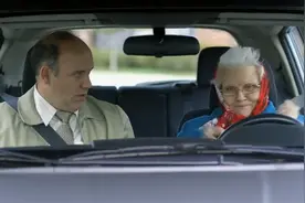 90岁奶奶考驾照漂移侧方停车，旁边的考官吓坏了，八大爆笑停车视频封面