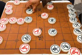 双方正下棋正吵嘴仗，都是不服输的主啊，下棋还用劲的很视频封面