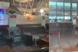 武汉暴雨来袭！武汉站候车厅漏雨瓢泼而下，旅客站内撑伞躲避