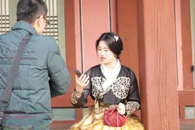 陈伟在韩国搭讪，发现是中国小姐姐，很尴尬视频封面