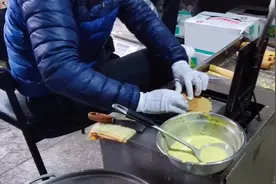 不起眼的鸡蛋卷，10元一袋，眉山勤劳小伙一天卖上百袋，咋做的？视频封面