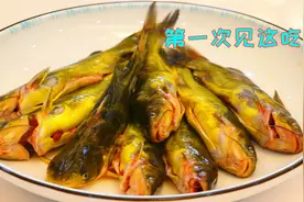 夏天遇到这种鱼一定不要手软，买上几斤这样秘制，骨头都透露着香