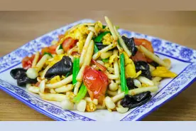 这才是小炒白玉菇正确做法，鲜香爽滑，开胃下饭，上桌瞬间被秒光