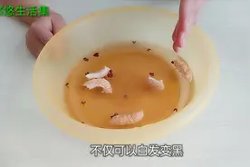 头上的白发让人烦心，用家中常备的一物洗头，白发悄然消失视频封面