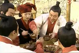 周青餐桌献殷勤，在众兄弟筷下夺食，好东西全给采儿视频封面