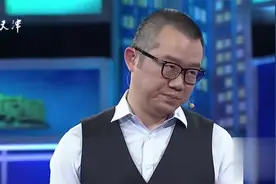 女企业家登台走秀，展示欧美范步伐，眼神秒杀一切！视频封面