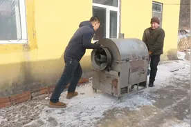 把炒货大锅整出来，父子俩炒大榛子，这是东北冬天必备的山货坚果