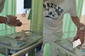 新手爸爸第一次给宝宝换尿不湿，小心擦拭温柔哄娃，低头被尿一脸视频封面