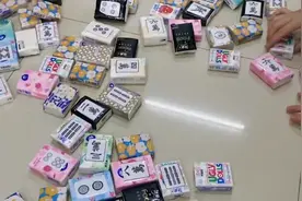高校女生在宿舍用108包纸巾自制麻将玩：8个人还要轮流打