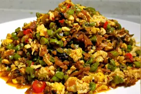 外婆菜和鸡蛋是绝配，简单一炒，开胃又下饭，拌面拌米饭都好吃