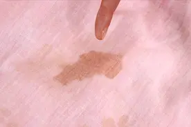 不管床单血渍多顽固，一个简单方法，新旧血渍都能洗得洁净如初视频封面