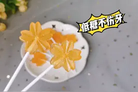 孩子想吃棒棒糖，一个雪梨一把糖就能做，低糖无添加，吃的更放心