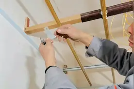 卫生间集成吊顶，房间宽度1.5米，可以这样固定主龙骨方便省力