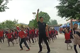乡村小学校长早操领学生跳舞，家长说都不用送孩子上舞蹈班了视频封面