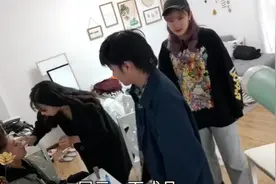 川影妹子挑战给男生化妆，全过程一直笑场，前后对比太搞笑了！视频封面