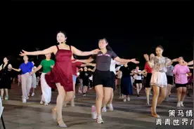 河南安阳一美女跳舞太棒了，原来广场舞也这么美，百看不厌