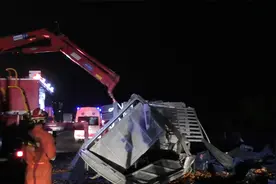 1死1伤！广西柳州一货车高速侧翻，司机逃出，副驾驶人员被困身亡视频封面