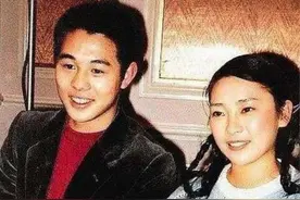 生下两个女儿后，被李连杰抛弃的发妻黄秋燕，30年后她过得如何？