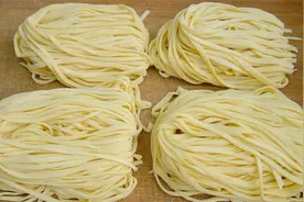你做的手擀面为啥有腥味，容易断？大妈教你一招，从小到大吃不腻视频封面