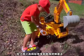 小男孩新买的挖掘机玩具，刚玩一下就坏了，这可怎么办呢视频封面