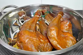 鸡腿直接放酱油中泡3天，味道比腊肉都香，学会人人都夸你是大厨